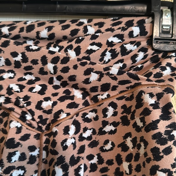 CHEETAH AERIE WORKOUT SHORTS SIZE M/L 5INCH INSEAM GRET CONDITION - Picture 2 of 4